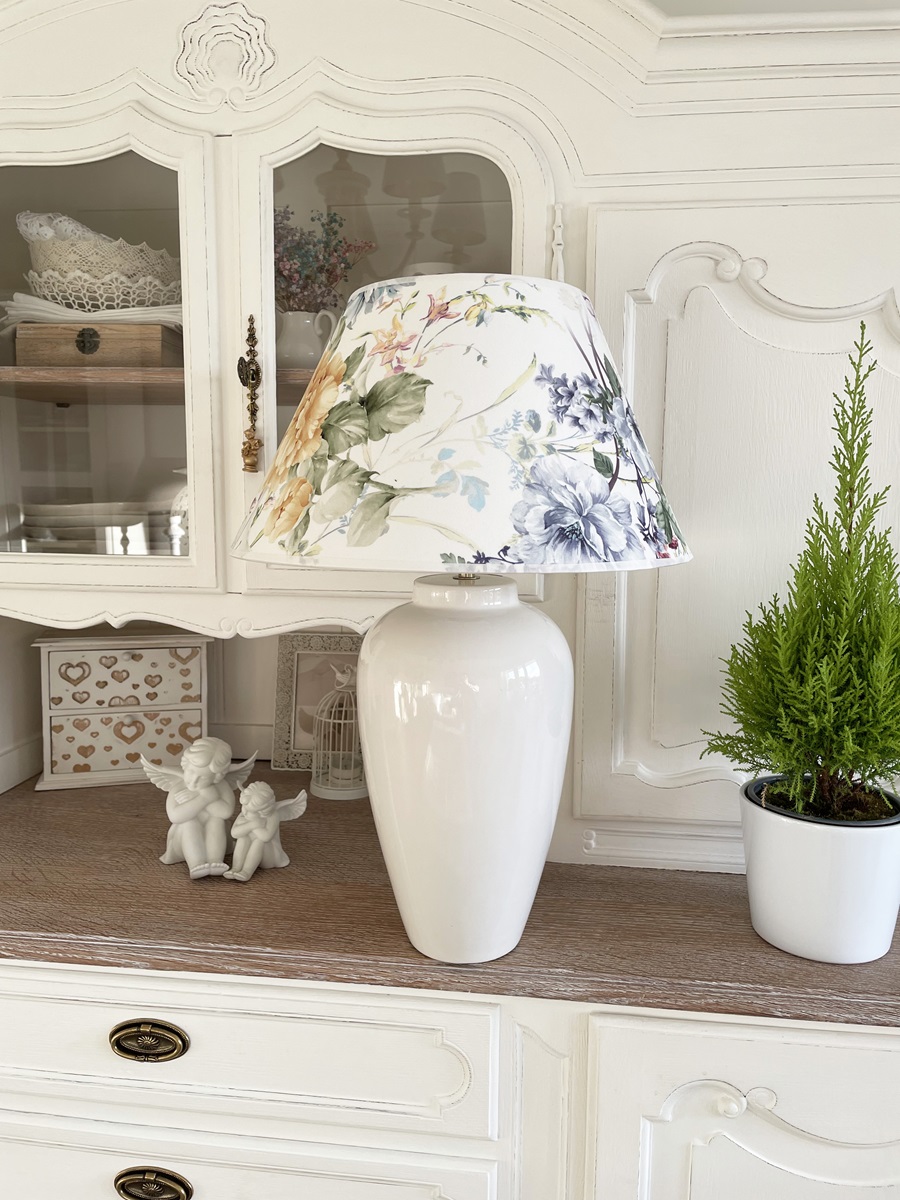 biala-lampa-ceramiczna-z-kolorowym-abazurem